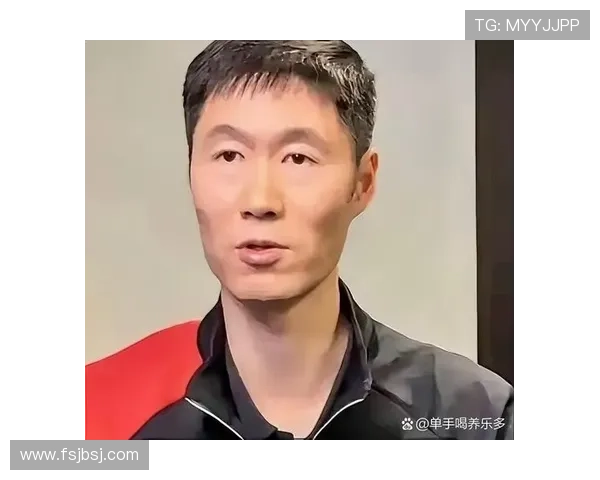 王励勤乖乖地练球，家里倒是铺了床养猫，不像赛场那个猛男样子